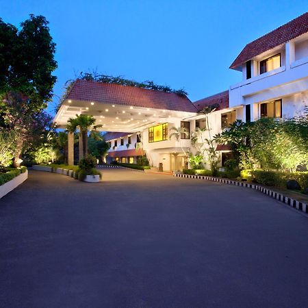 Trident Chennai Hotel Kültér fotó The hotel's main entrance