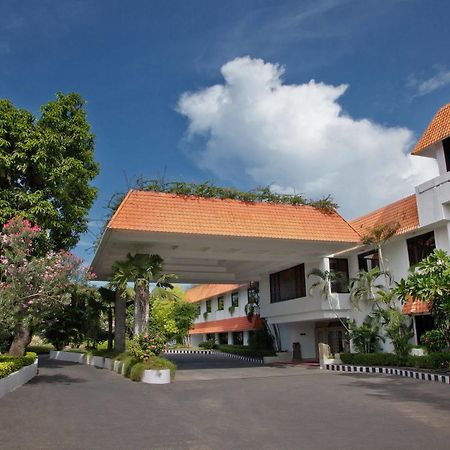 Trident Chennai Hotel Kültér fotó The main building of the university
