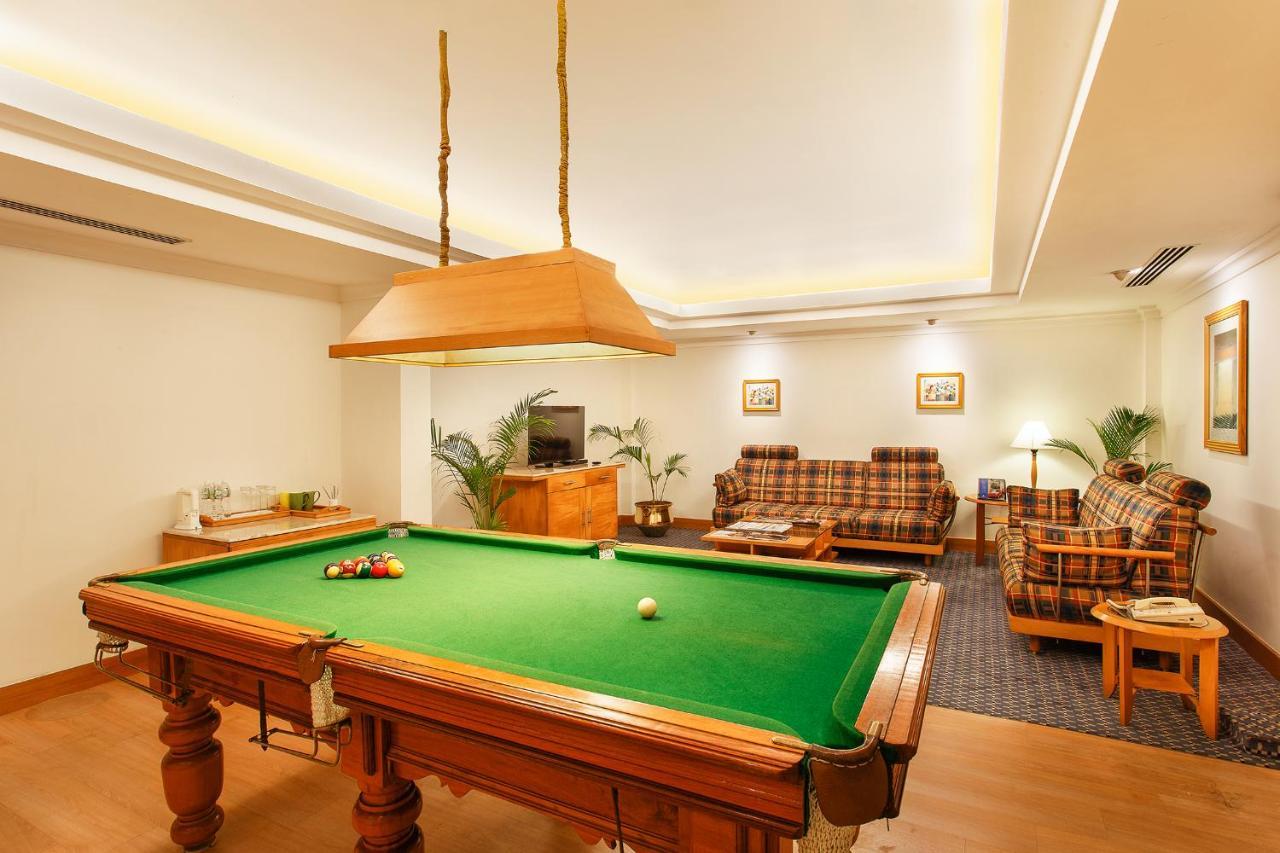 Trident Chennai Hotel Kültér fotó A pool table