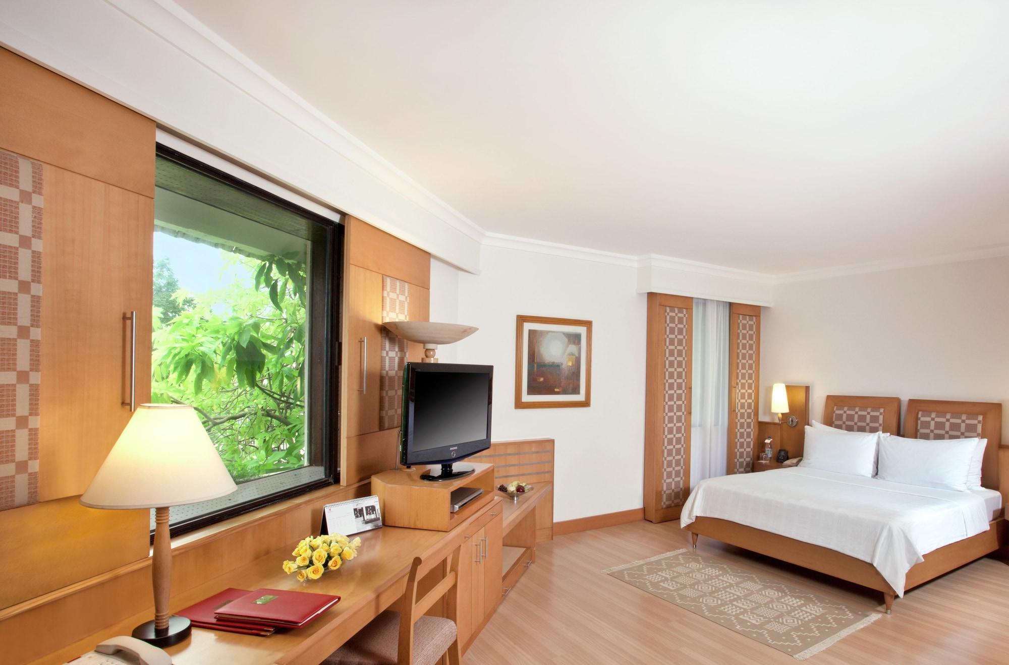 Trident Chennai Hotel Kültér fotó A room at the Taj Bengal