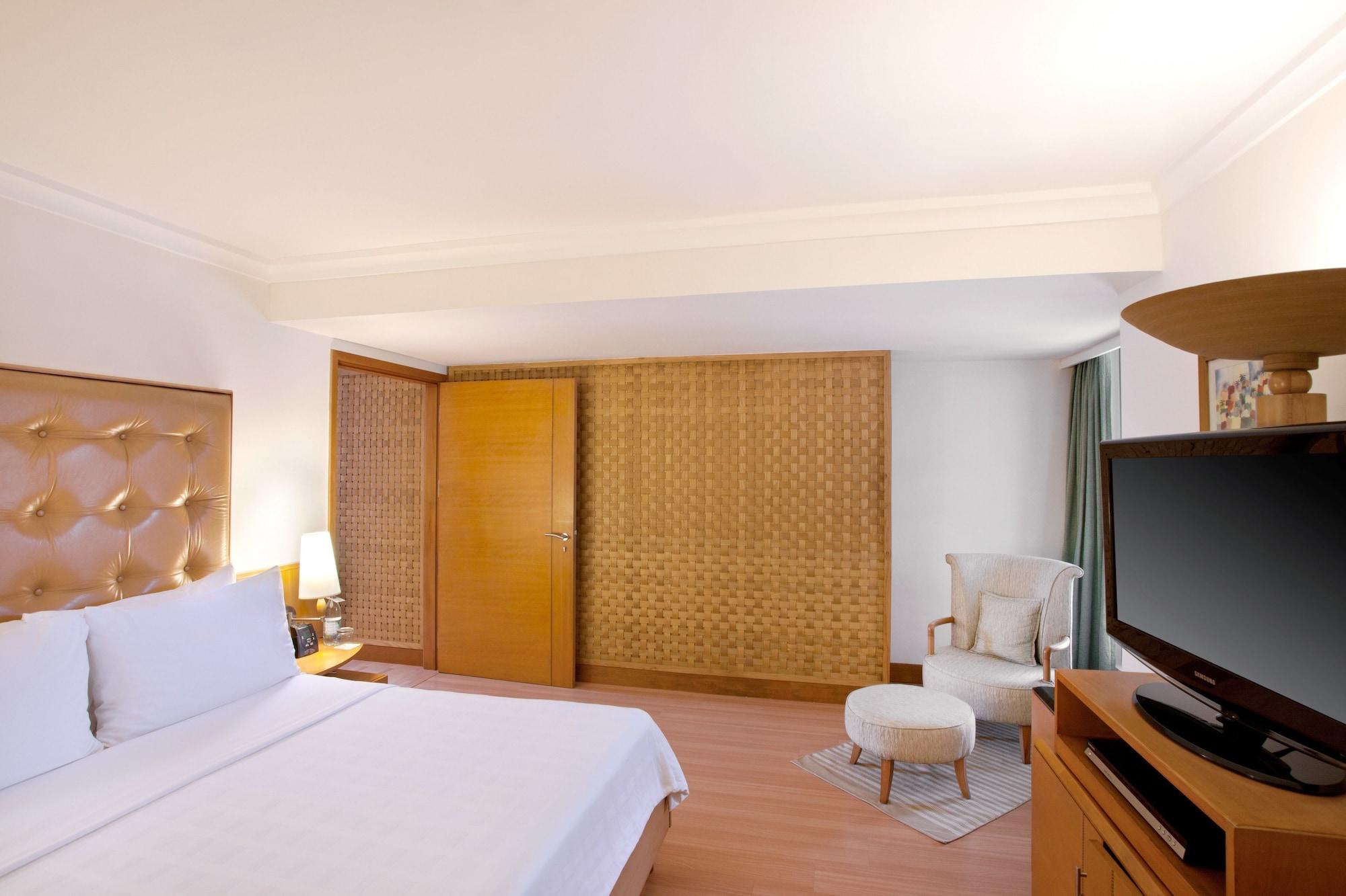 Trident Chennai Hotel Kültér fotó A bedroom at the hotel