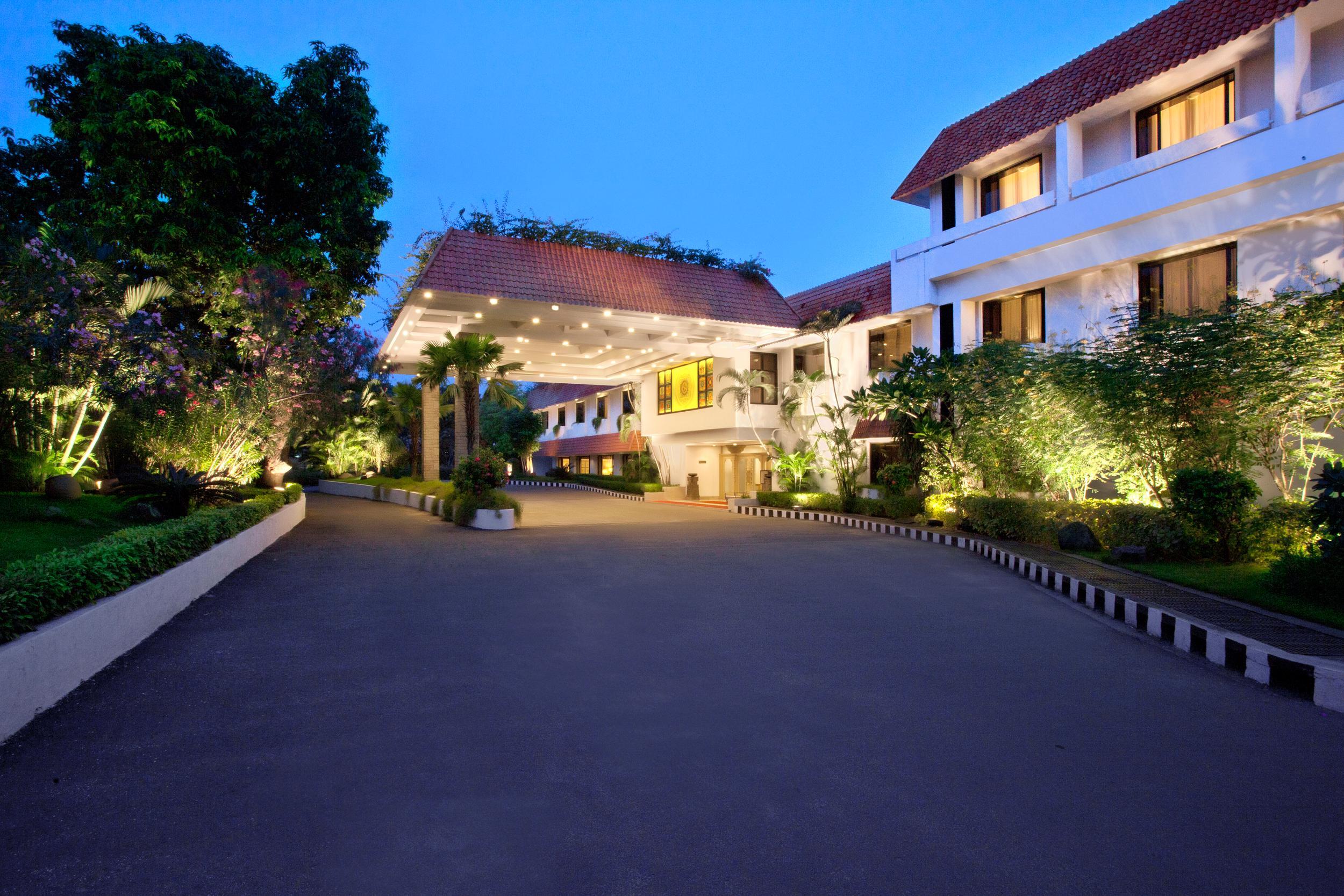 Trident Chennai Hotel Kültér fotó The hotel's main entrance