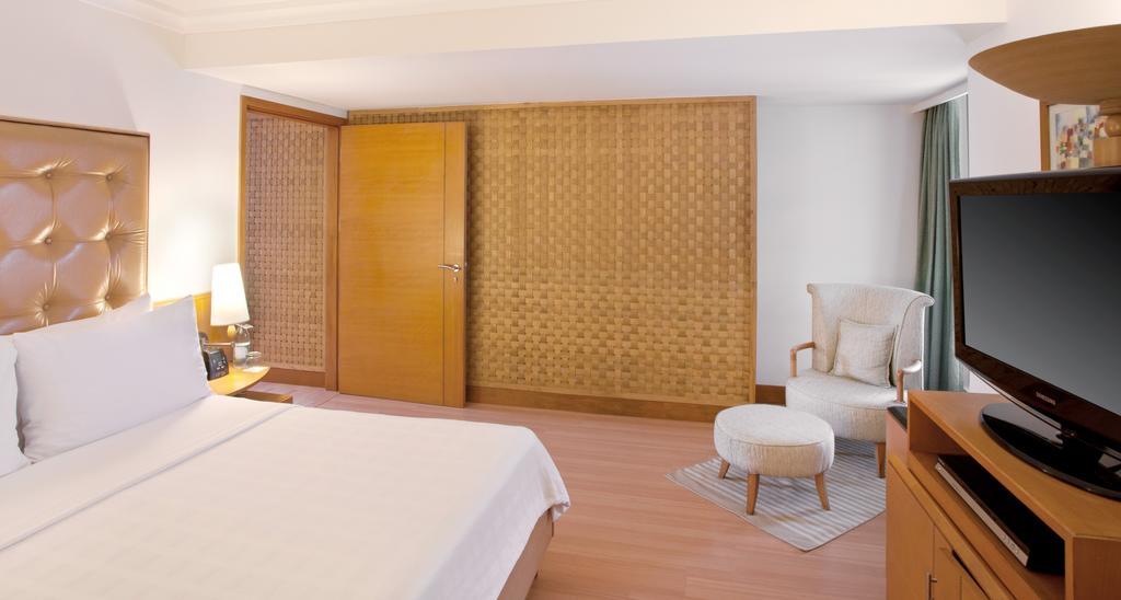 Trident Chennai Hotel Kültér fotó A room at the hotel