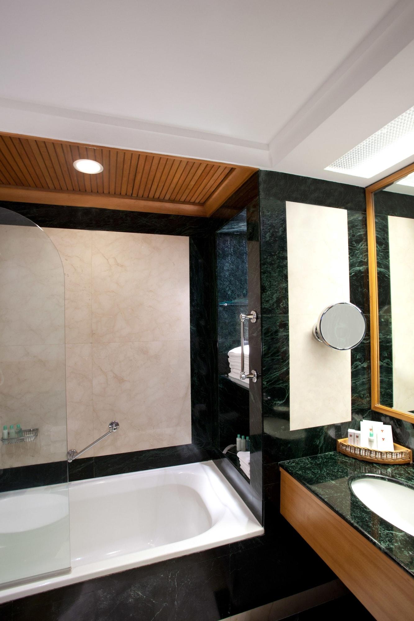 Trident Chennai Hotel Kültér fotó Bathroom