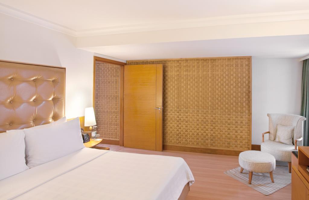 Trident Chennai Hotel Kültér fotó A room at the hotel
