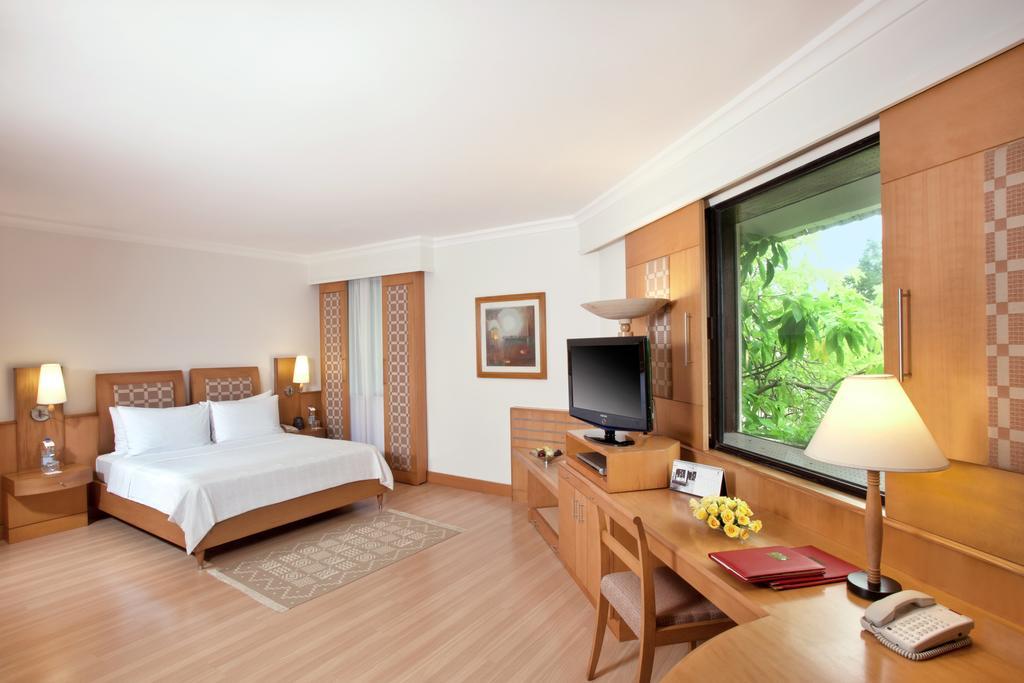 Trident Chennai Hotel Kültér fotó A room at the Taj Bengal