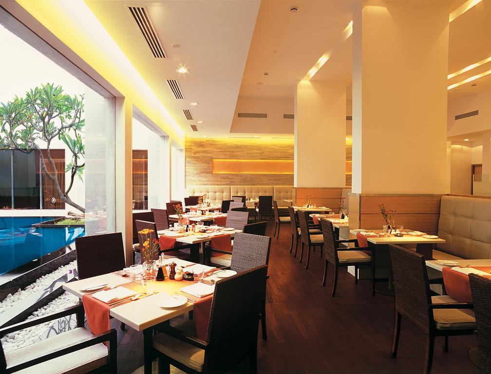 Trident Chennai Hotel Kültér fotó The interior of a restaurant