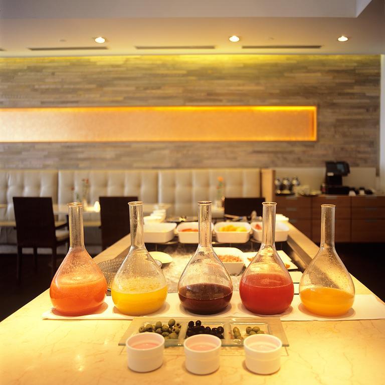 Trident Chennai Hotel Kültér fotó A selection of juices at a buffet