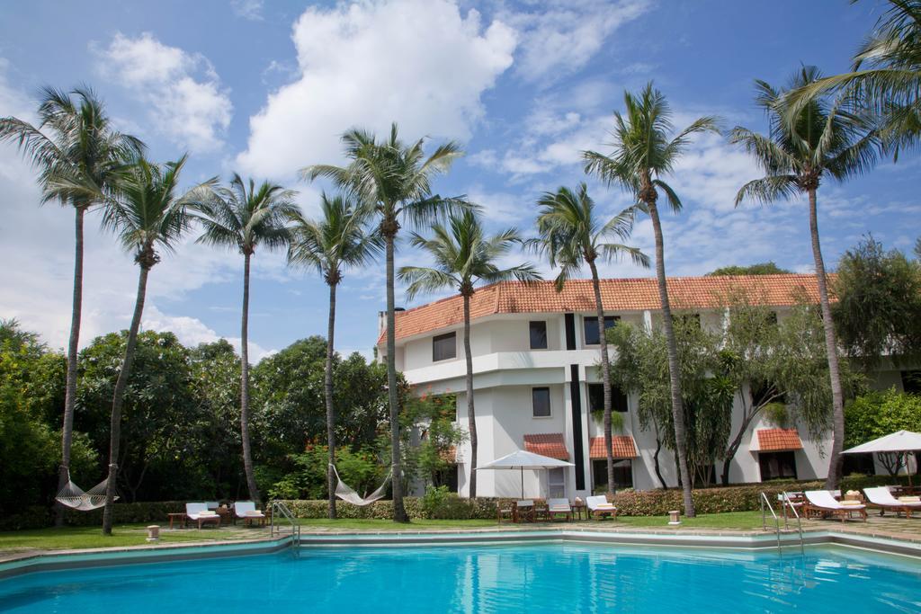 Trident Chennai Hotel Kültér fotó The hotel's swimming pool