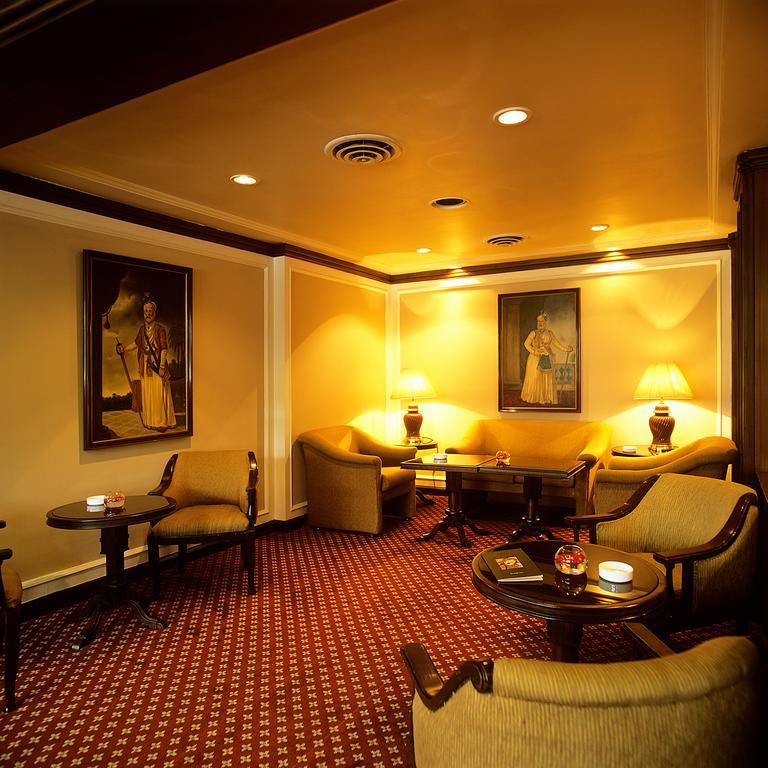 Trident Chennai Hotel Kültér fotó The lounge at the airport