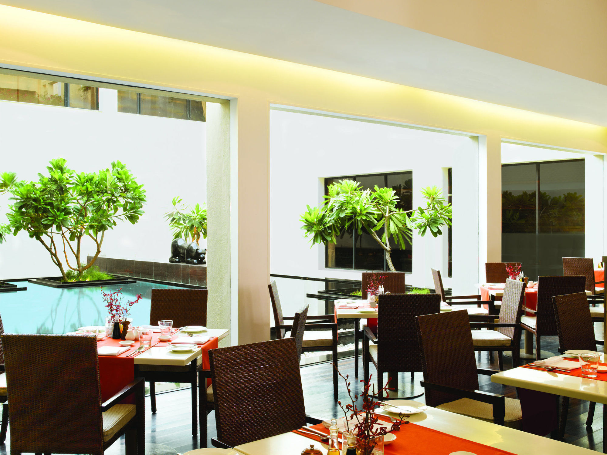 Trident Chennai Hotel Étterem fotó The interior of the restaurant