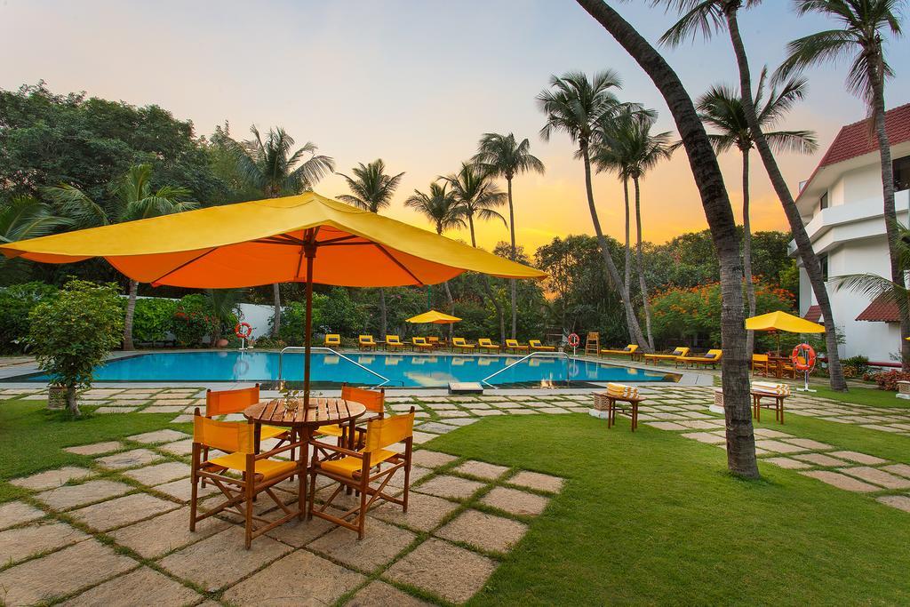 Trident Chennai Hotel Kültér fotó The pool at the Taj Bengal