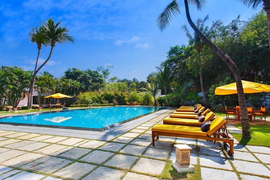 Trident Chennai Hotel Kültér fotó The swimming pool at the resort