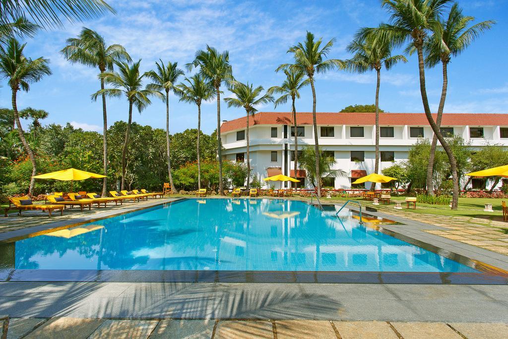 Trident Chennai Hotel Kültér fotó The pool at the hotel