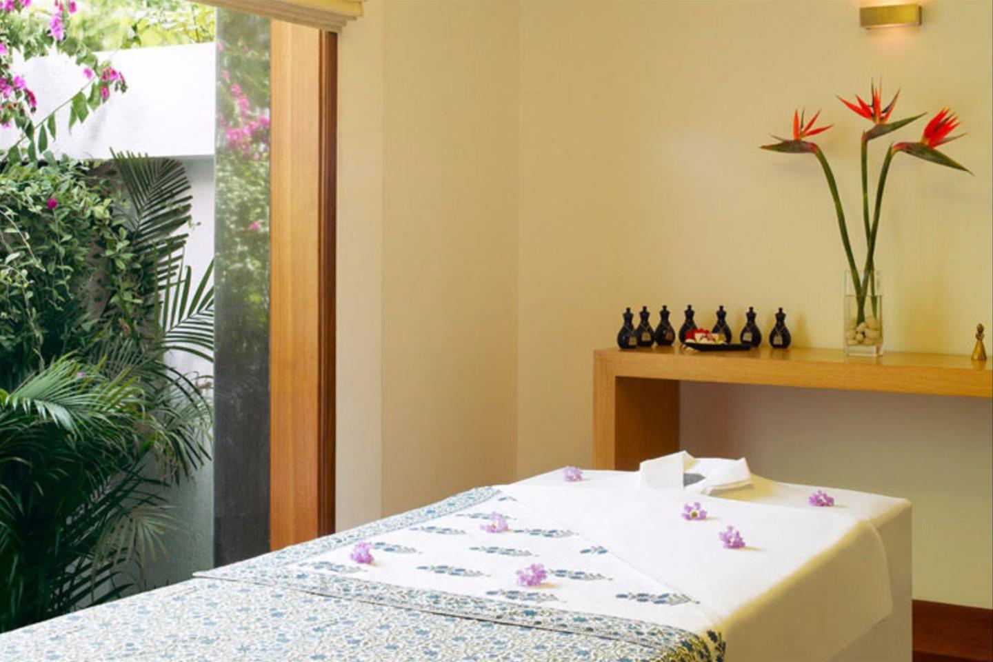 Trident Chennai Hotel Kültér fotó A massage table