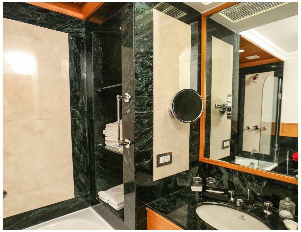 Trident Chennai Hotel Kültér fotó Bathroom